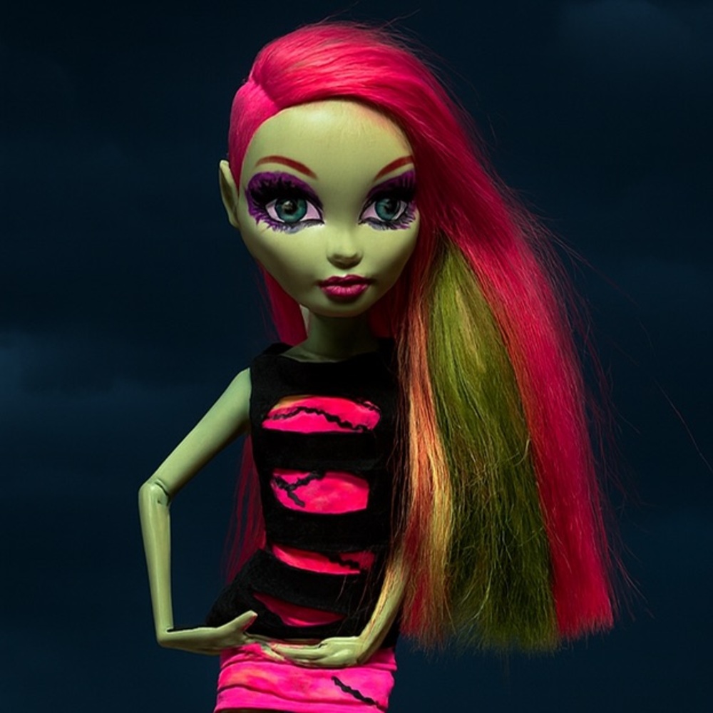 VENUS McFlytrap Original G1 Doll with Pink and Black Outfit